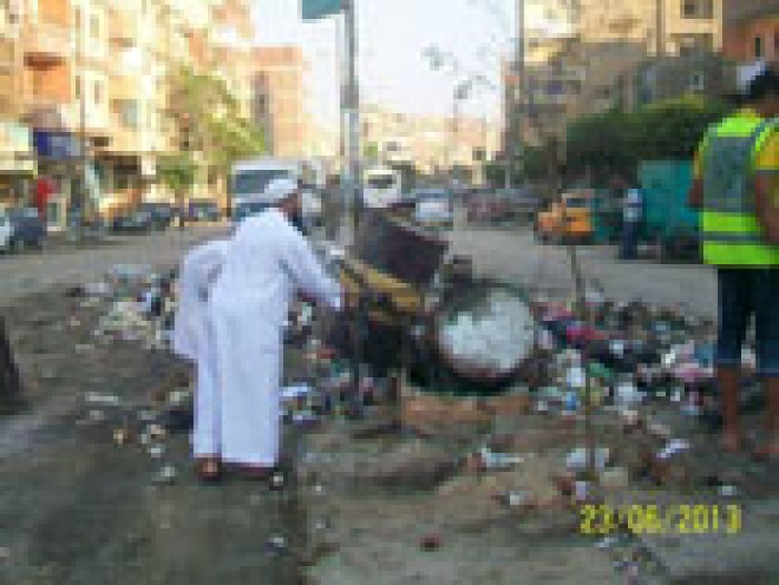 بالصور : شباب الدعوة السلفية وحزب النور بالإسماعيلية يشاركان فى جمع القمامة و نظافة الشارع